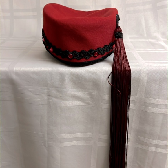 Vintage Accessories - Pill box felt vintage tassel hat ICONIC